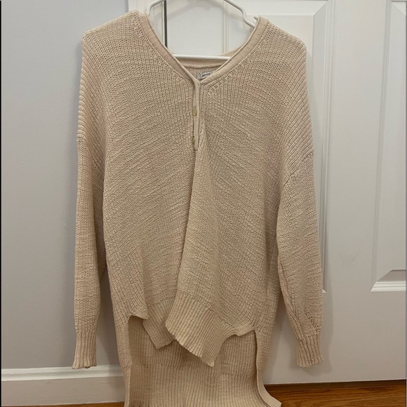 American Eagle sweater! Size XS/S but fits like a medium. Color is nude - Picture 2 of 3